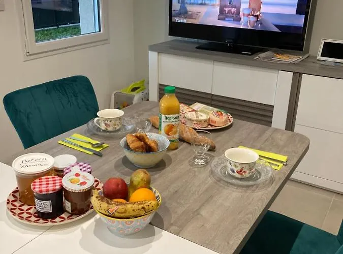 Chambre, Salle De Bain, Toilette, Salon Privatif